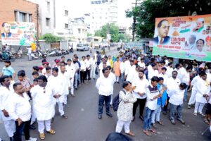 पी.बी. ग्रुपच्यावतीने स्वातंत्र्य दिनानिमित्त 1000 किलो जिलेबी वाटप