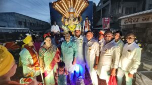 पंचमुखी मंडळाची मेनका राठोड यांच्या हस्ते पूजा करून विसर्जन मिरवणुकीस सुरुवात
