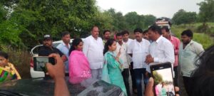 शेतकऱ्याचा अंत पाहू नका, सरसकट पंचनामे कर; नुकसान भरपाई द्या… खा.प्रणिती शिंदे यांचा पाहणी दौरा