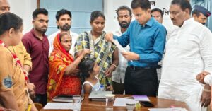 वाहून गेलेला रिक्षा चालकाच्या कुटुंबीयांना प्रशासनाकडून आर्थिक मदत द्या